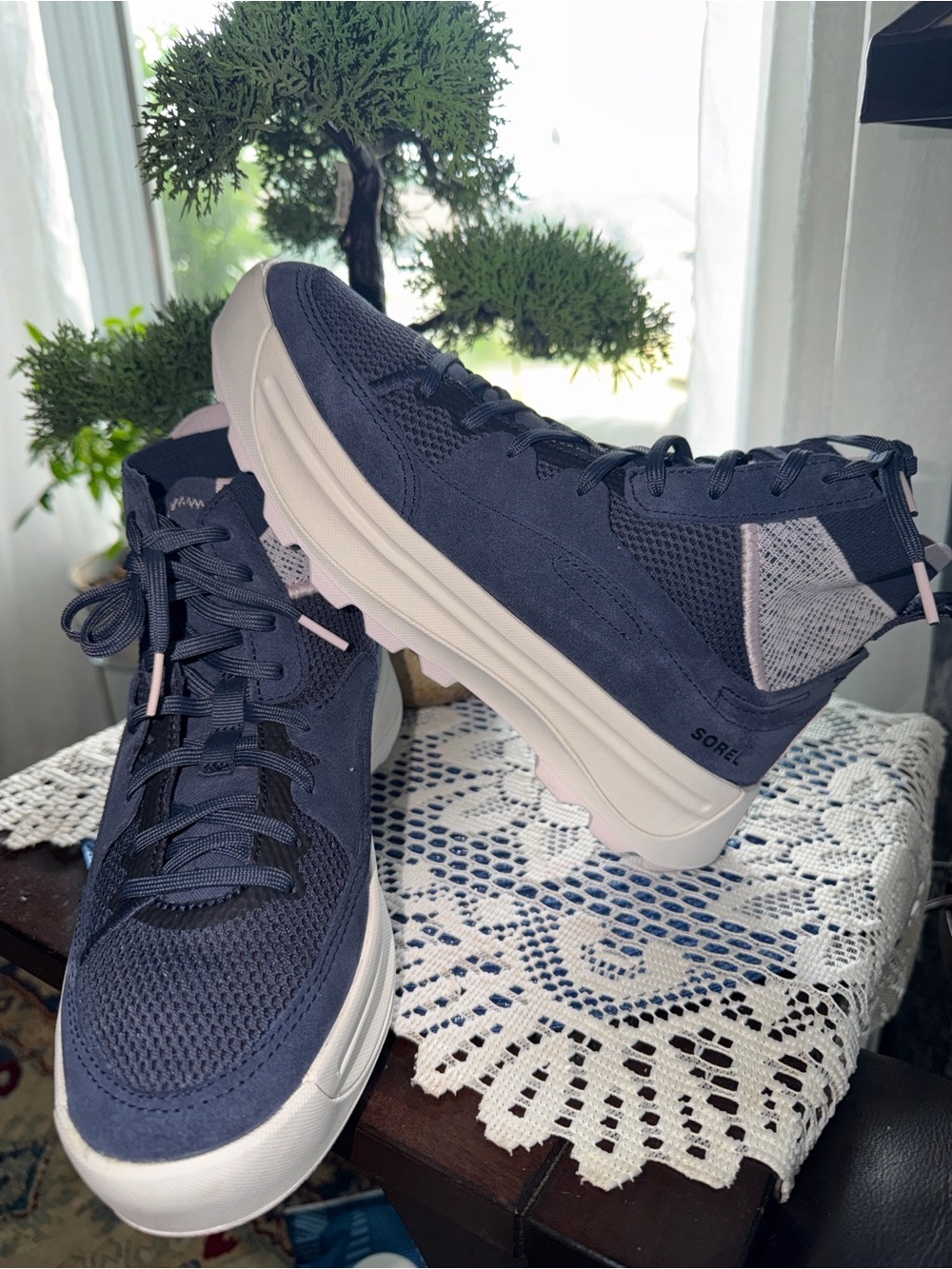 Sorel Women’s Size 8.5 Mid Top Sneaker Boots Navy Blue Mesh Suede Comfort